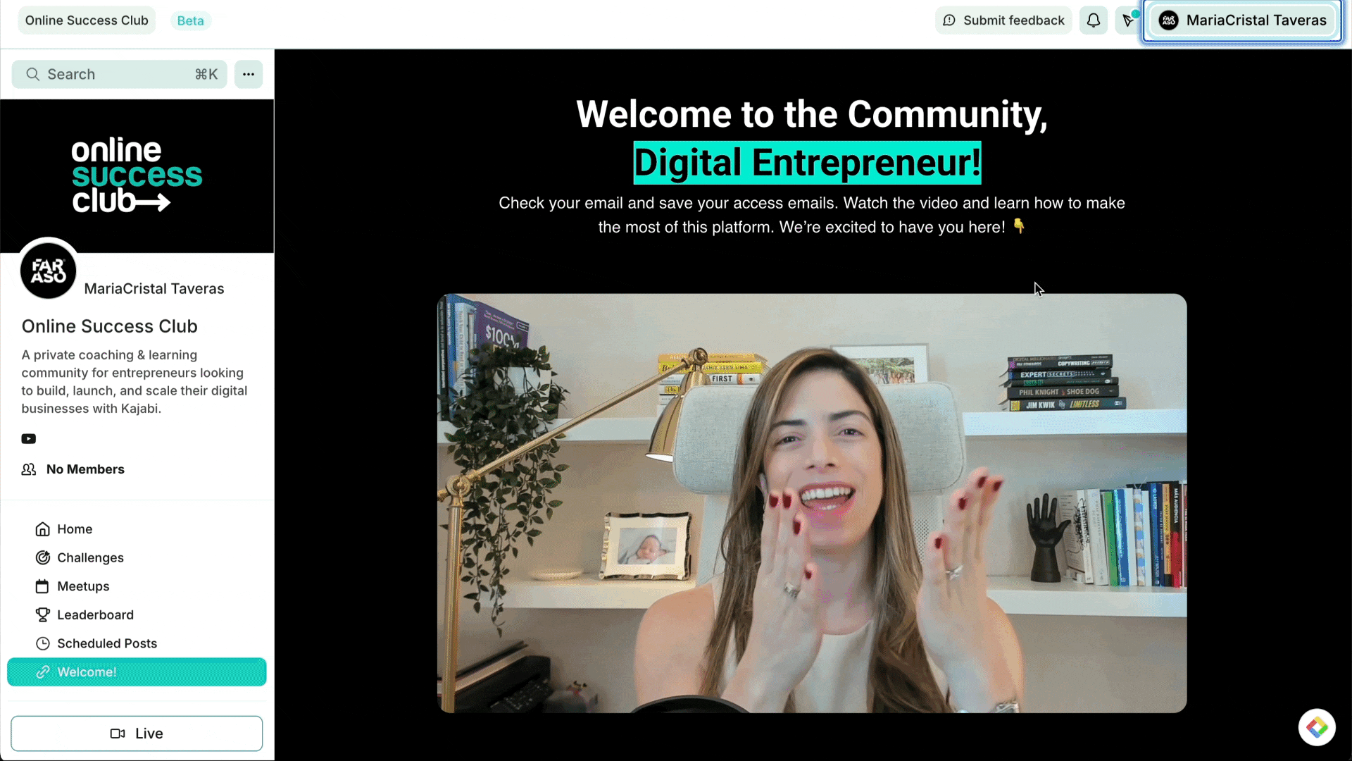 Imagen que muestra el proceso de onboarding en Kajabi Community, con una Custom Welcome Page y elementos de bienvenida para nuevos miembros."